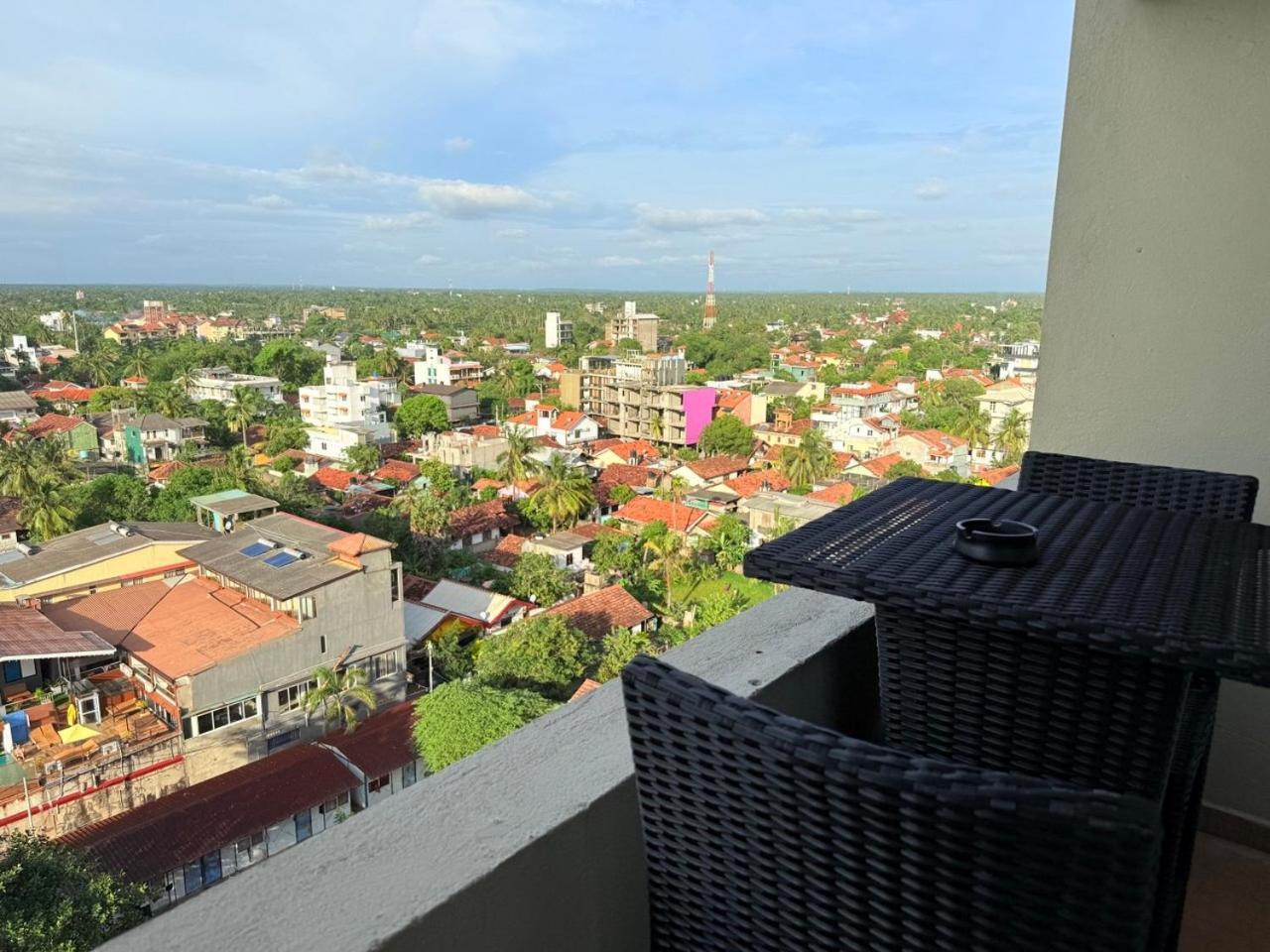 Ocean Breeze Negombo- Tidesend Luxury Beach Apartments Экстерьер фото