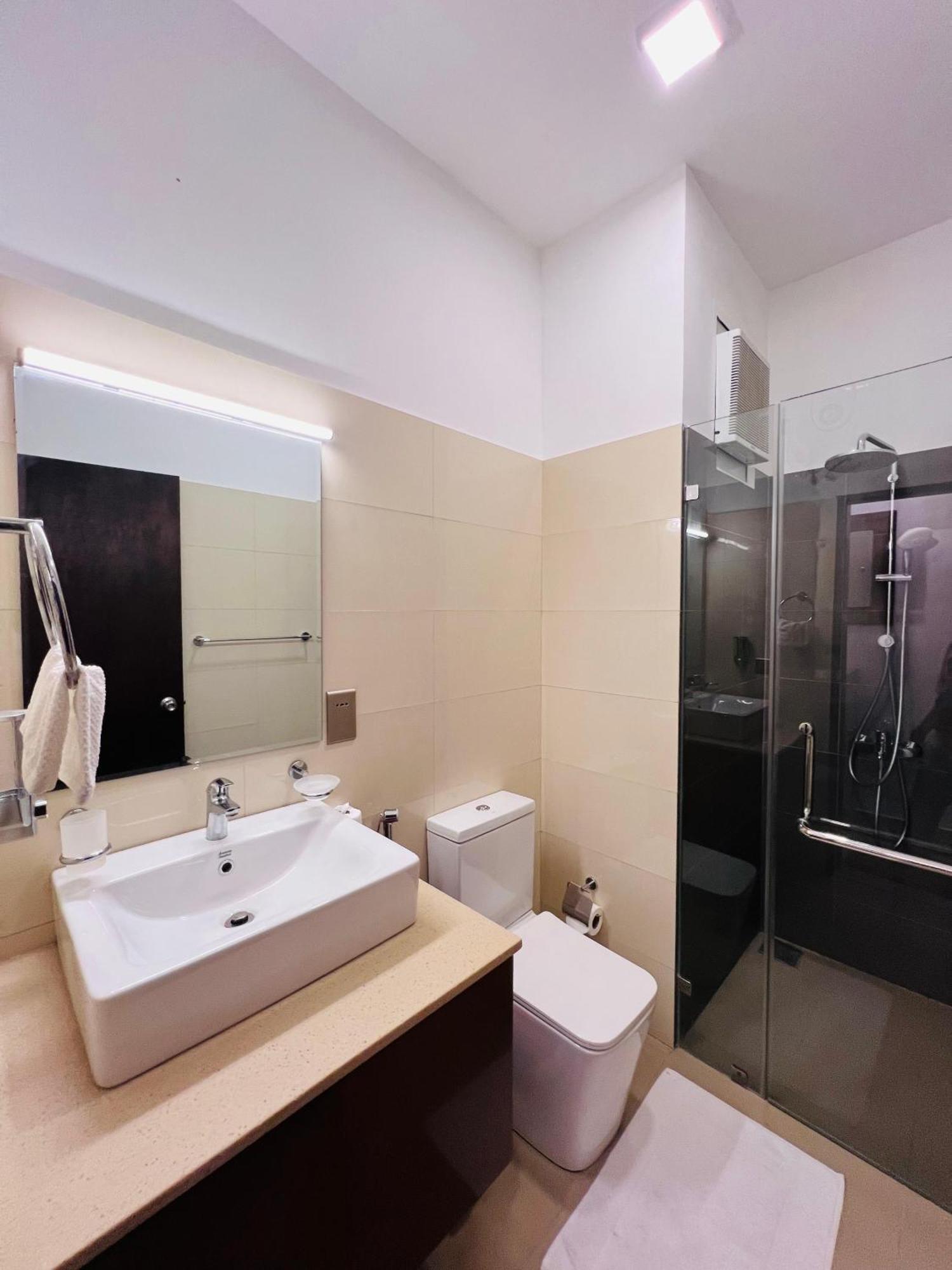 Ocean Breeze Negombo- Tidesend Luxury Beach Apartments Экстерьер фото